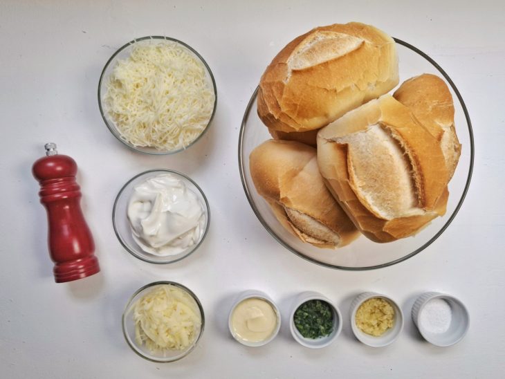 Ingredientes para o pão de alho caseiro na airfryer.