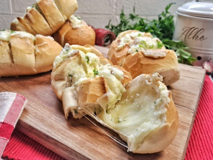 Pães de alho caseiro prontos para servir.