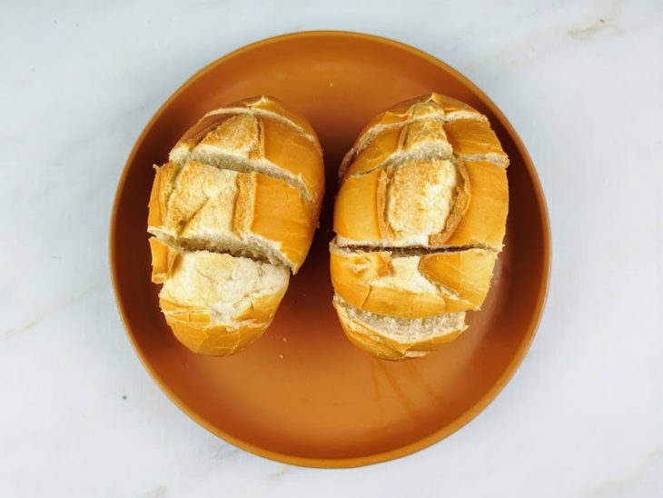 Pães franceses com cortes na horizontal.