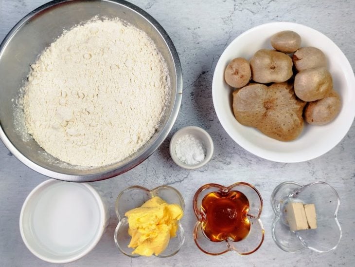 Uma bancada com os ingredientes separados.