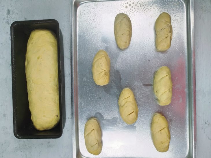 Formas contendo massa crua de pão de cará-moela.