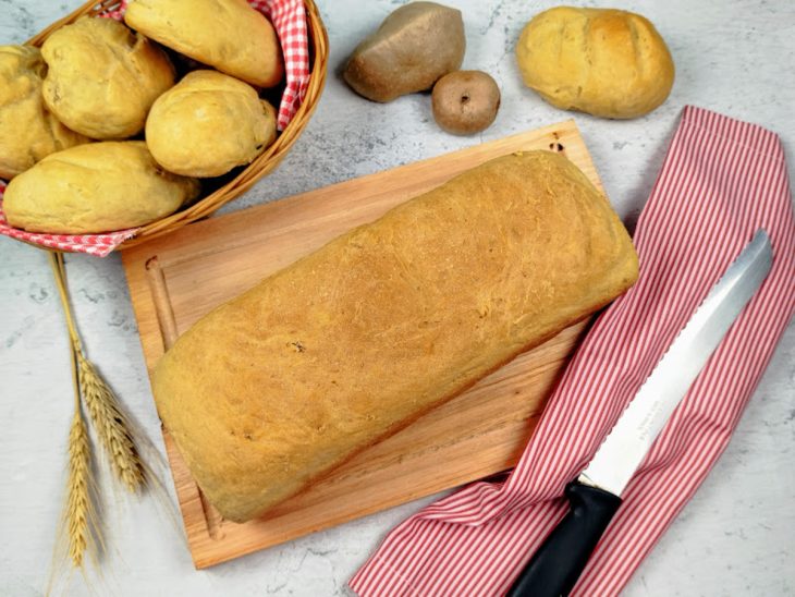 Uma tábua contendo um pão de cará-moela.