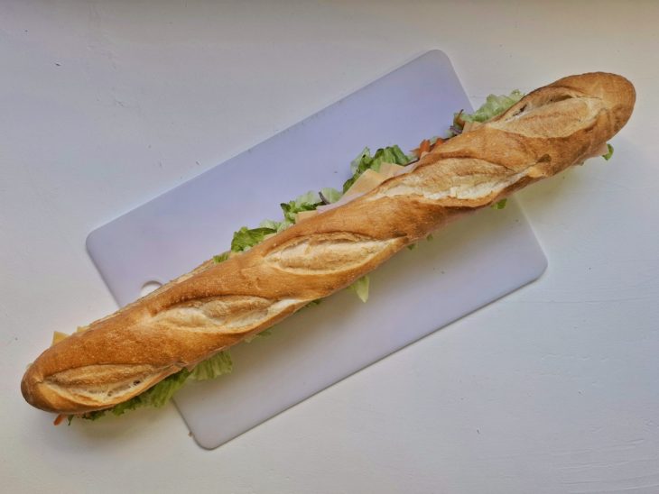 Baguete fechada sobre uma tábua