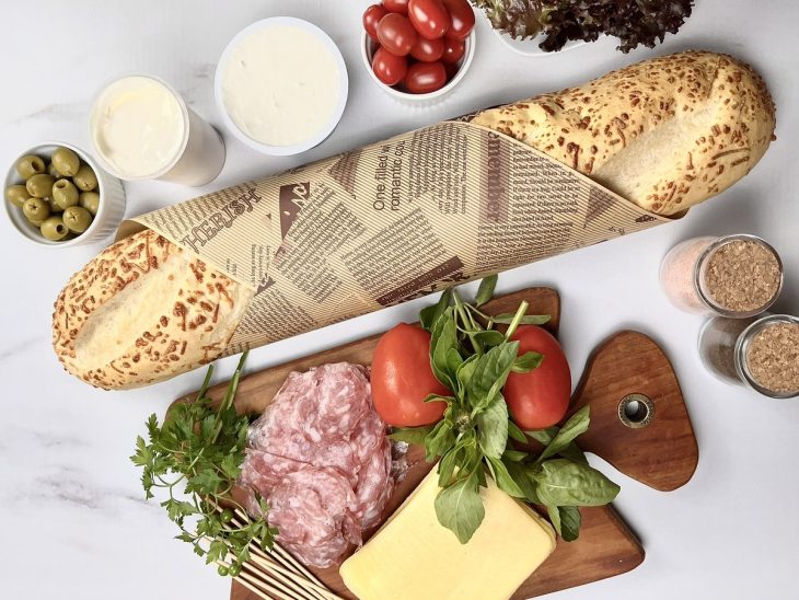 ingredientes reunidos para fazer pão de metro de salame