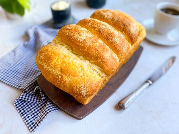 Pão de milho desenformado e pronto para consumo.