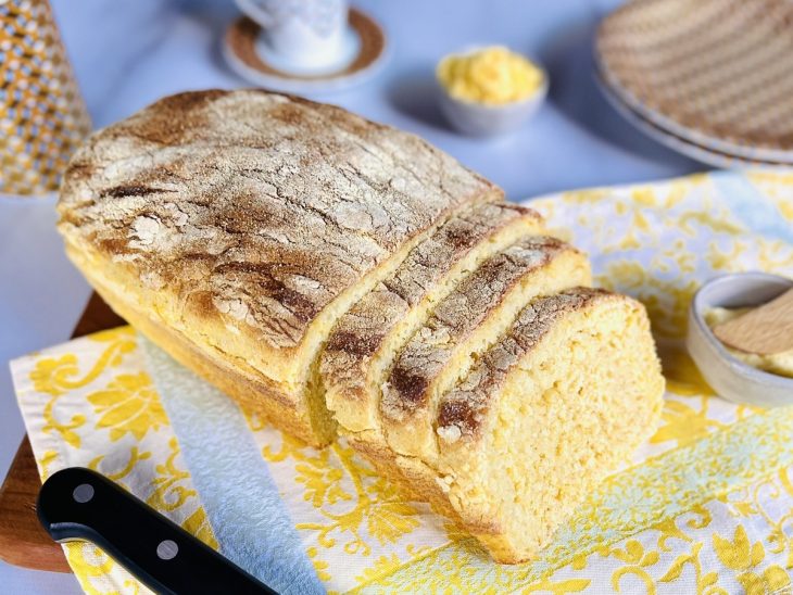 Pão de milho na air fryer servido.