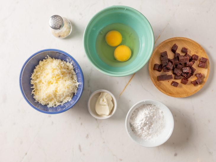 Ingredientes para a receita de pão de queijo de frigideira com goiabada.