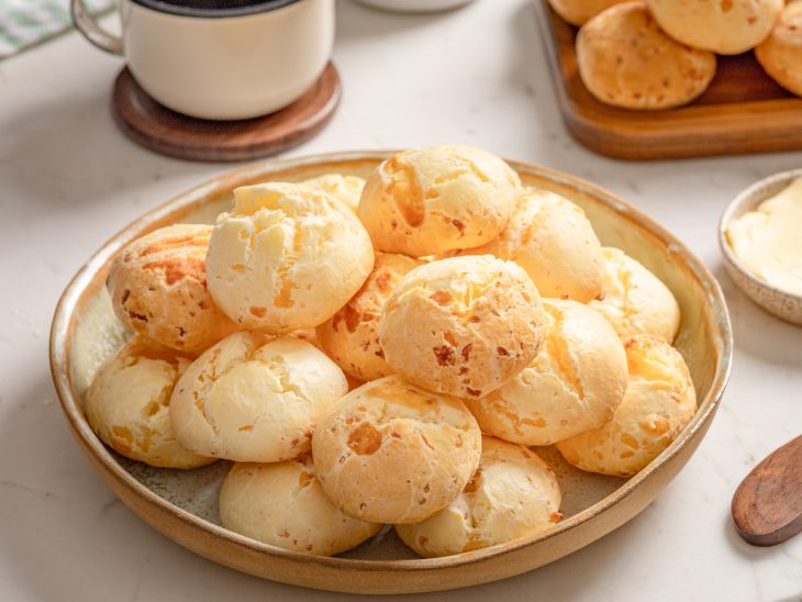 Tigela com pães de queijo de kefir assados.