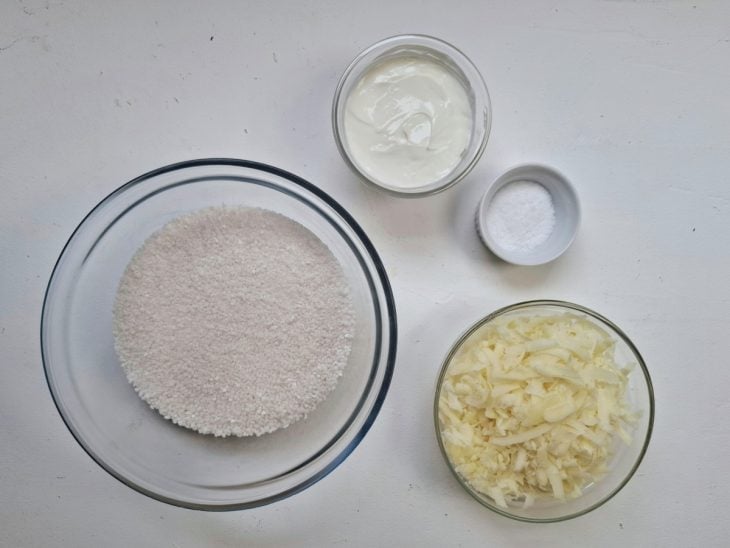 ingredientes reunidos para fazer pão de queijo de tapioca e cream cheese