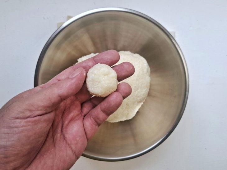 processo de enrolar o pão de queijo