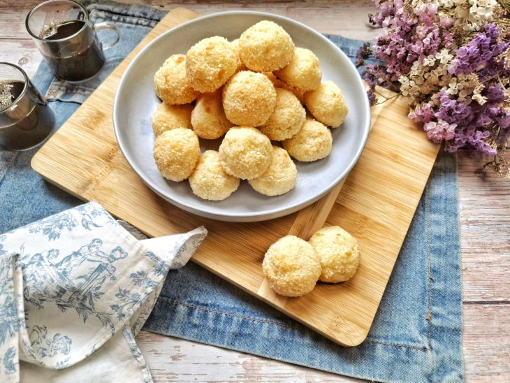 prato com vários pães de queijo de tapioca e cream cheese