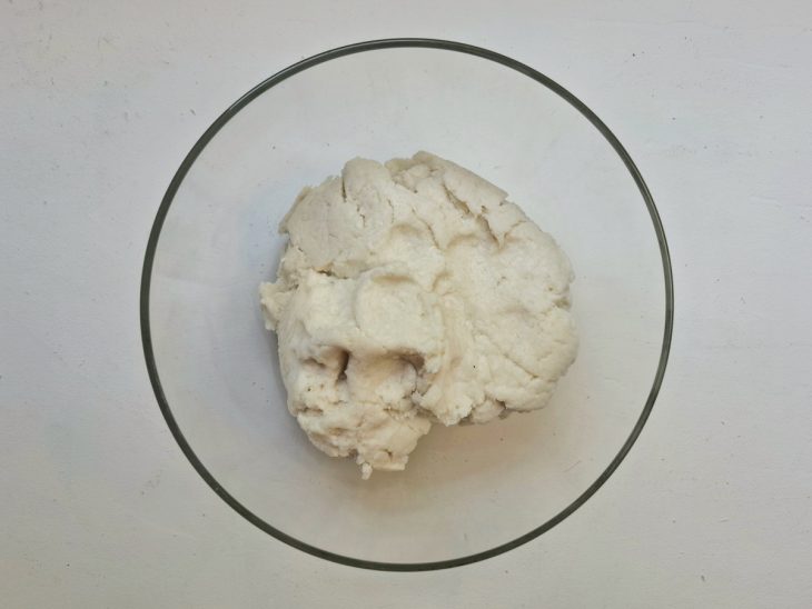 Tigela com a mistura dos ingredientes secos, água, óleo e leite.