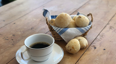 Pão de queijo recheado com calabresa