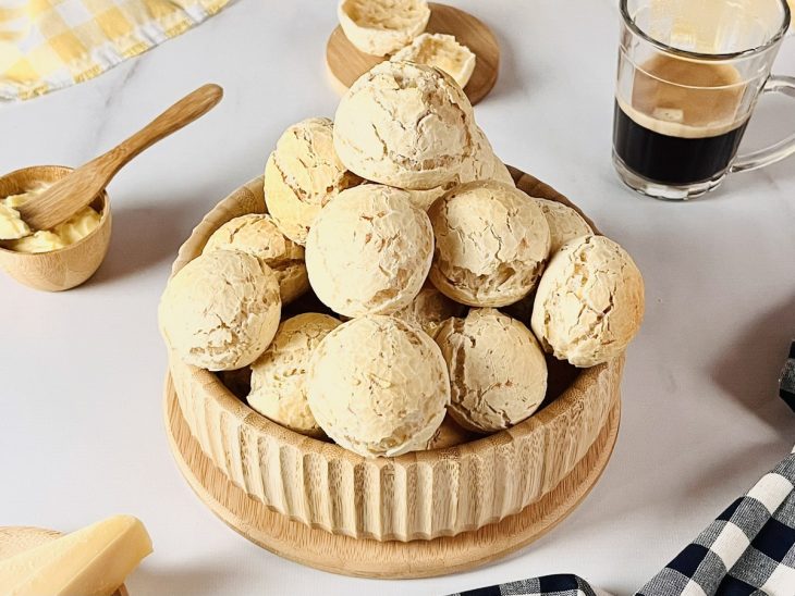 Pães de queijo simples prontos para servir.