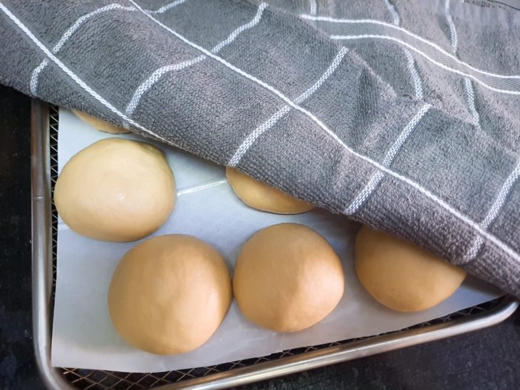 pãezinhos na airfryer, descansando