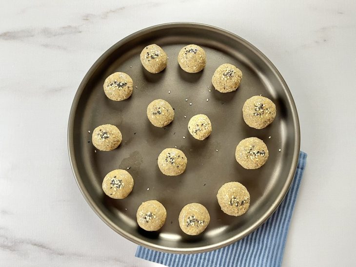 Uma forma com as porções de pão prontas para assar.