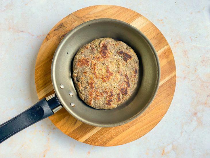 Uma frigideira com um disco de pão após cozinhar.