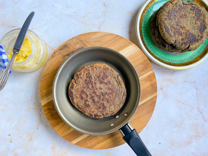 Um pão low carb vegano de frigideira.