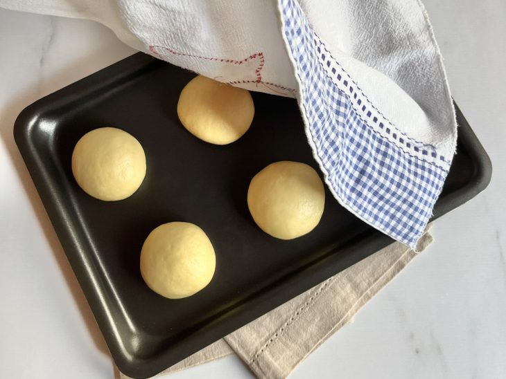 forma com pãezinhos brioche em processo de crescimento