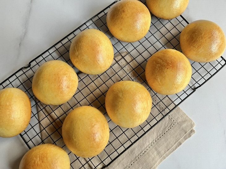 pãezinhos brioche assados