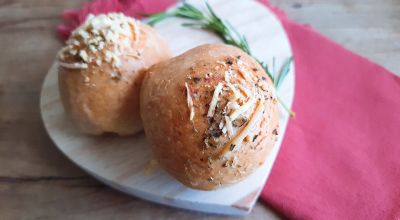 Pãozinho de cebola recheado com queijo