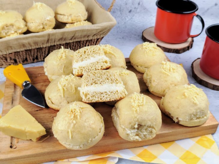 Pães recheados e prontos para consumo.