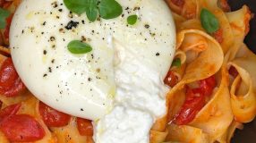 Pappardelle ao molho sugo com burrata