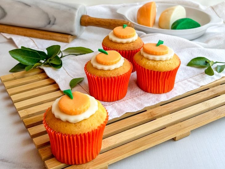 Pasta de leite ninho com leite de coco confeitando bolinhos.