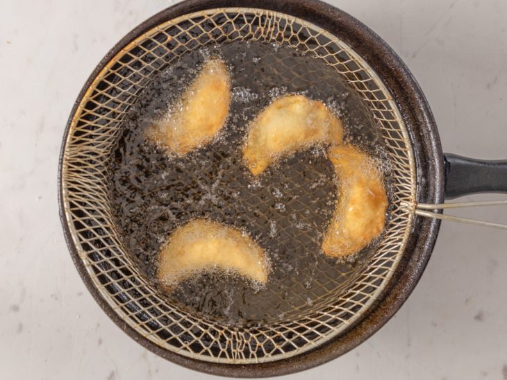 pastel sem glúten fritando em óleo quente