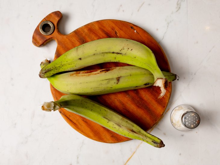 Uma tábua com bananas e sal.