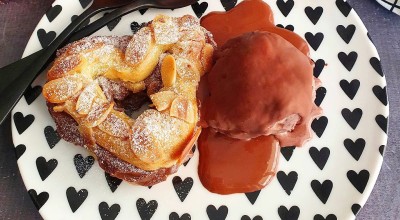 Pâte à choux com sorvete de chocolate