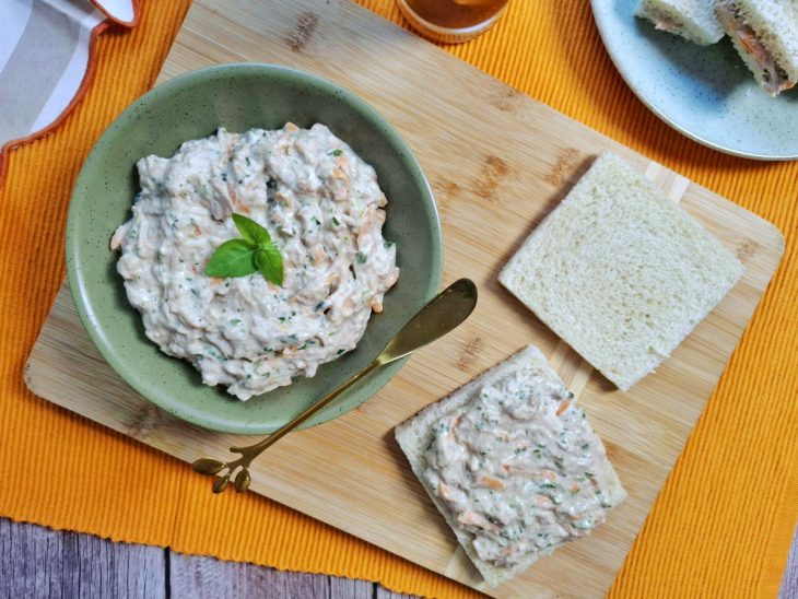 Patê de atum com cenoura pronto para consumo acompanhado por torradas.