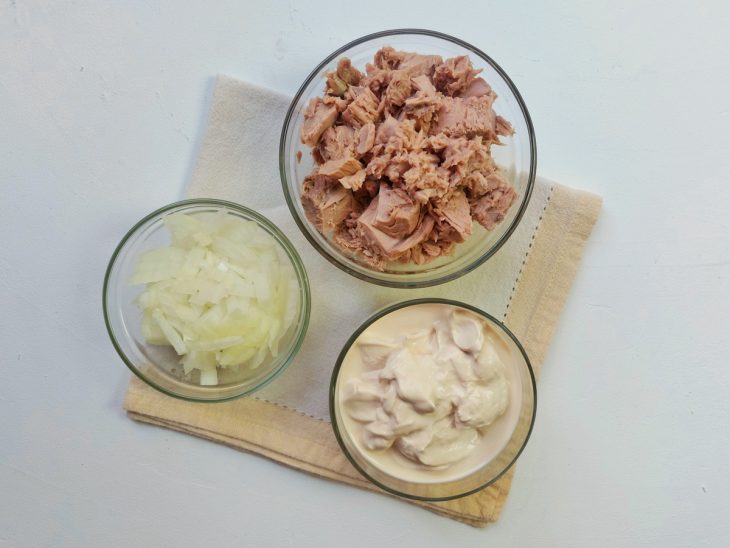 Recipientes com atum escorrido, creme de leite sem soro e cebola picada.