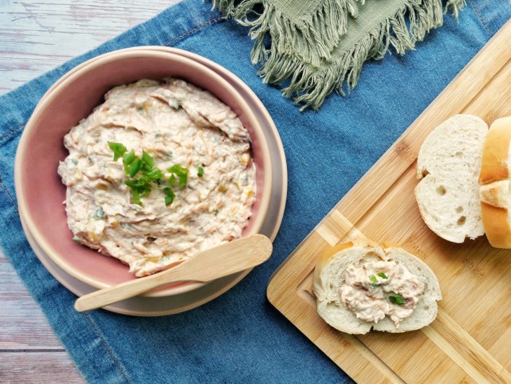 Um recipiente contendo patê de atum com requeijão.