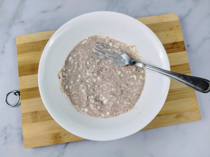 Uma tigela com iogurte, atum, suco de limão e sal.