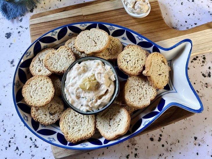 Patê de atum simples pronto para consumo, acompanhado por torradinhas.