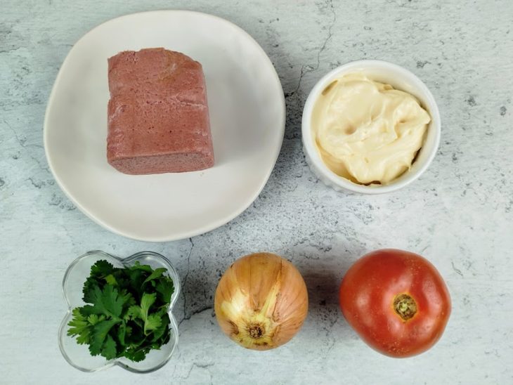 Todos os ingredientes necessários disposto em uma bancada.