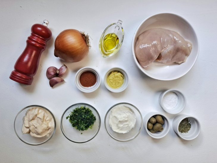 Ingredientes para o patê de frango fácil reunidos em uma bancada.