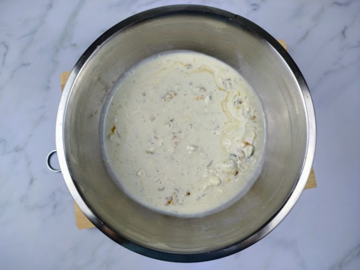 Uma tigela com queijo gorgonzola, calda de damasco, requeijão e creme de leite.