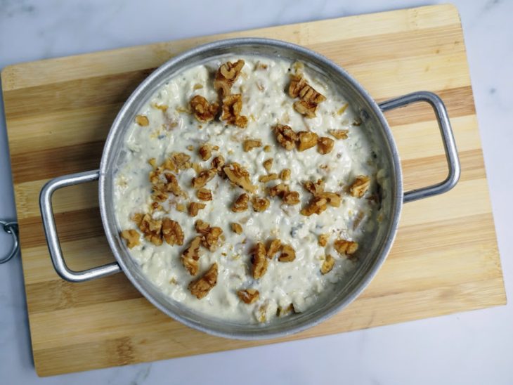 Uma panela com patê de gorgonzola com damasco.