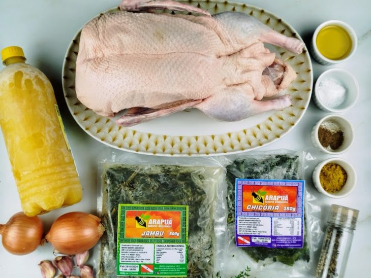 ingredientes reunidos para fazer pato no tucupi