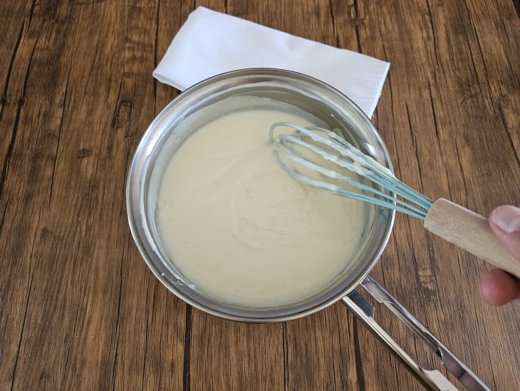 Uma panela contendo creme branco.