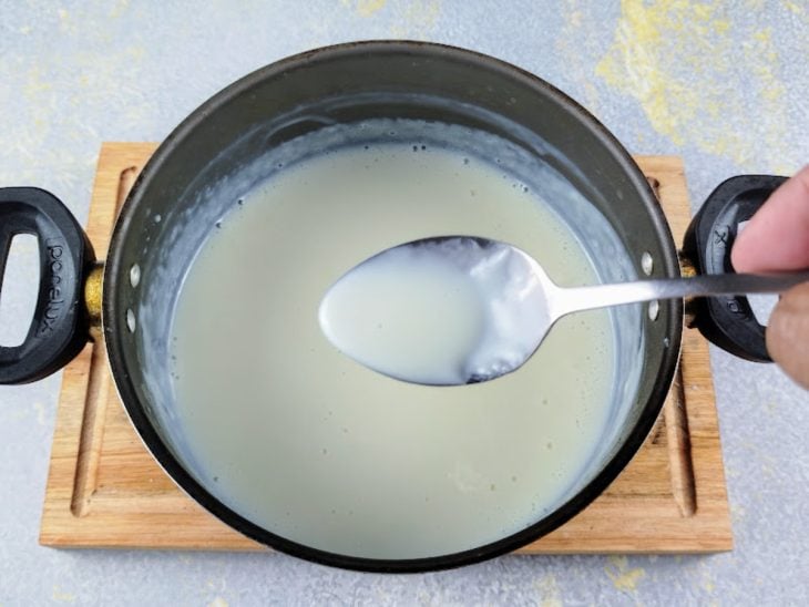 Leite de coco e leite condensado misturados em uma panela.