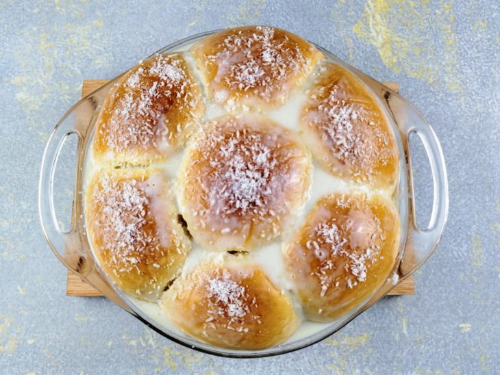 Pão doce polvilhado com coco.