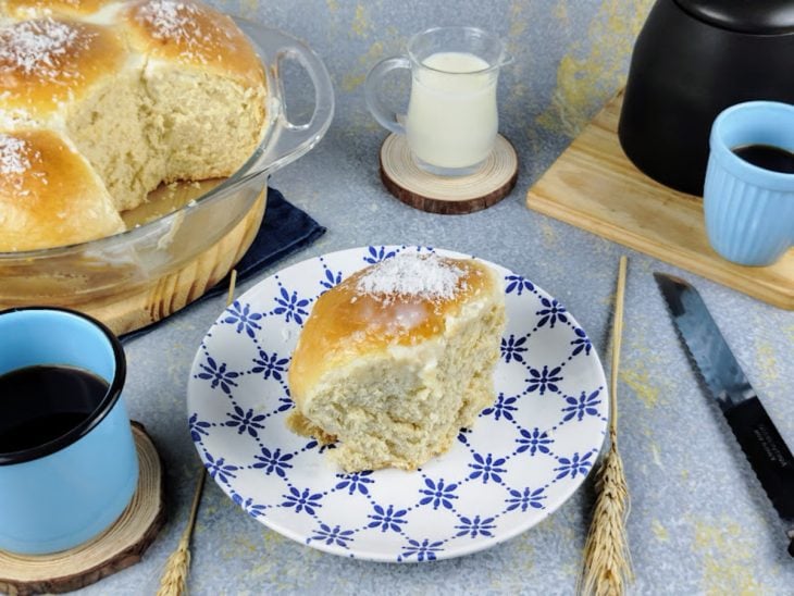 Pão doce fácil servido com café.