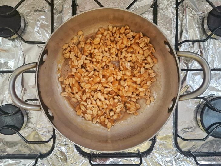 Amendoim, açúcar e margarina na panela.