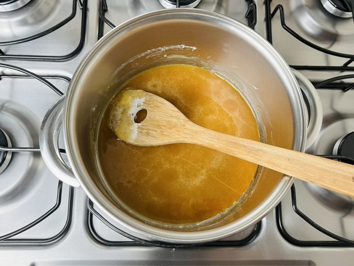 Uma panela com caramelo ao fogo.