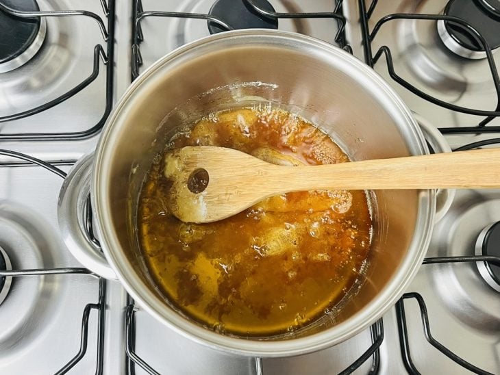 Uma panela com caramelo ao fogo.