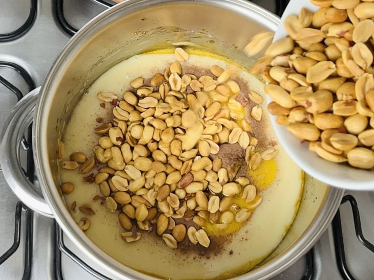 Uma panela com caramelo, leite condensado, amendoim, manteiga e achocolatado.