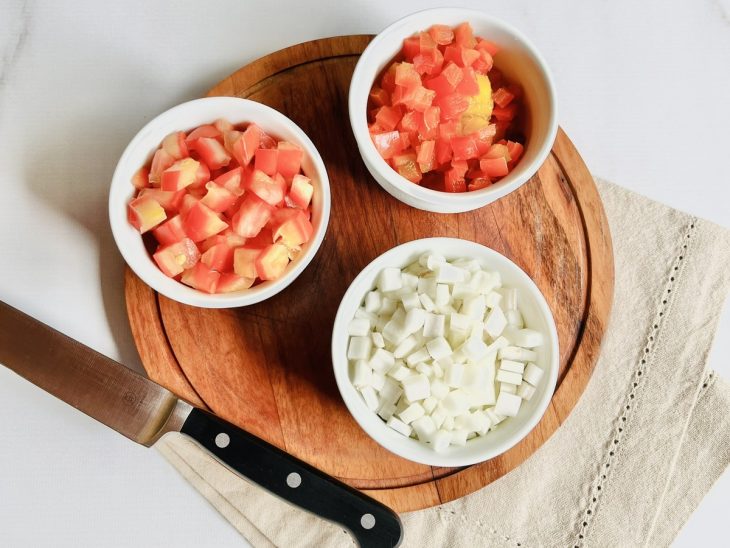 Recipientes com cebola, pimentões e tomate picados.